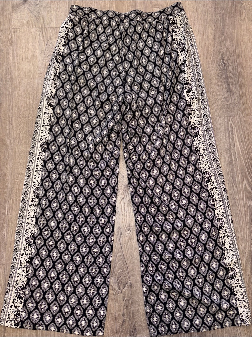 Braeve Black Printed Wide-Leg Pants with Cream Border - Picture 6 of 7